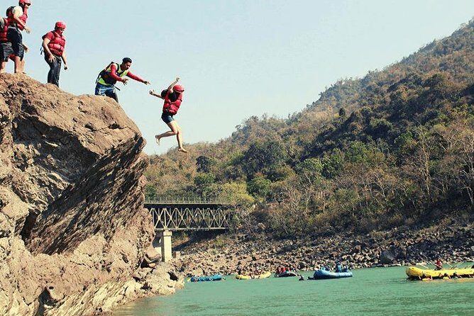 24 km White water rafting expedition in Rishikesh - Optional cliff jumping and body surfing: fun if you choose the right moment
