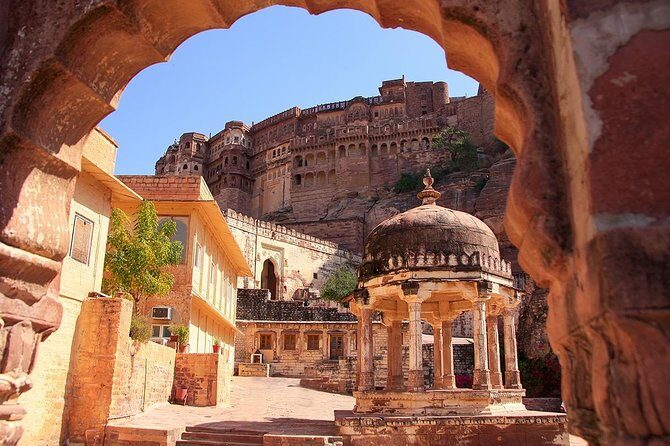 3 Days Guided Jodhpur & Udaipur Tour From Jaipur With Hotels - Day 2 in Udaipur: City Palace, Jagdish Temple, Saheliyon ki bari, Lake Pichola