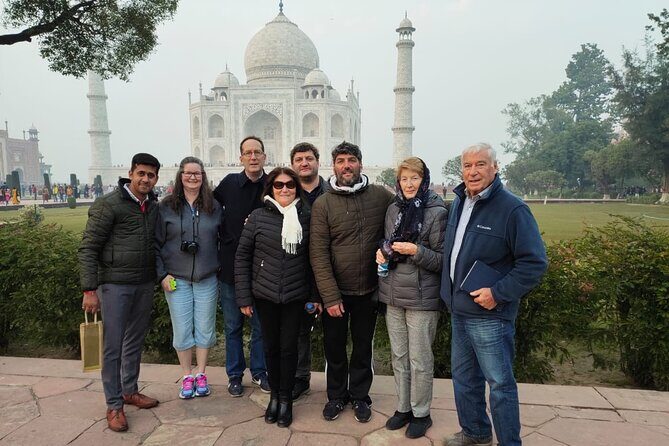 3-Days Luxury Golden Triangle Tour to Agra and Jaipur from Delhi - Day 1 in New Delhi: Chandni Chowk, Jama Masjid, Qutub Minar, and Akshardham