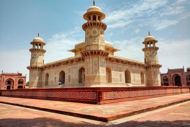 5 Days Golden Triangle - Qutub Minar and Lotus Temple: a sharp contrast in architecture