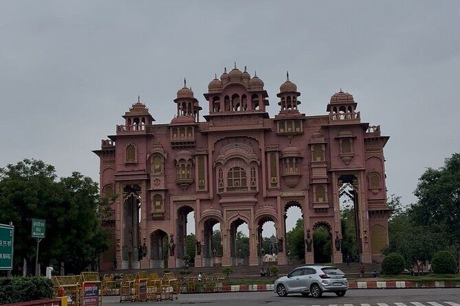 7 Days Private Luxury Heritage Rajasthan Tour from Jaipur - Jaipur Day 2: City Palace, Jantar Mantar, Hawa Mahal, and a Lot of Classic Views