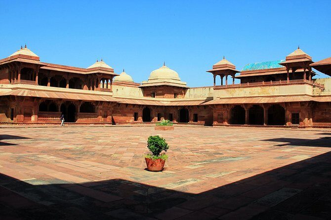 Affordable transfer from Jaipur to Agra via Fatehpur Sikri - En route comfort: what the best drivers tend to do on the way