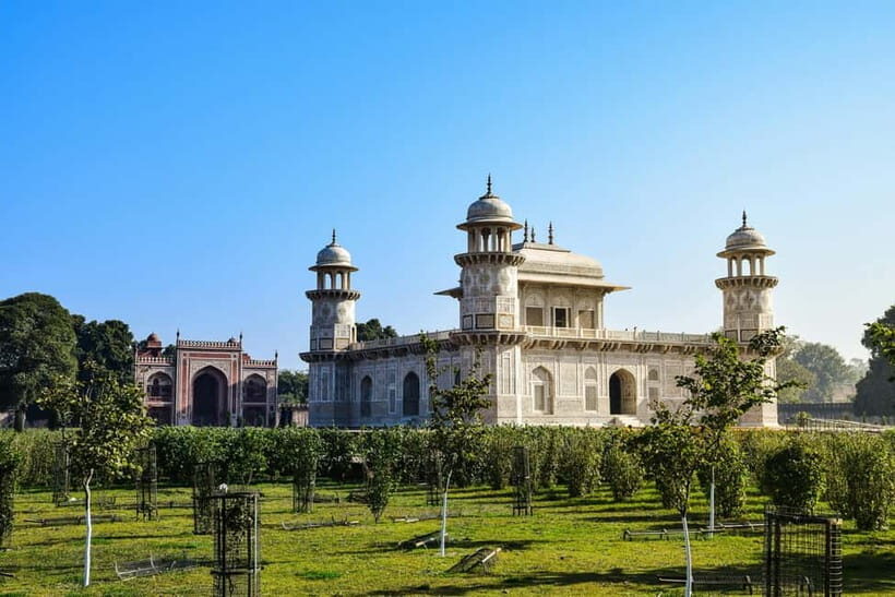 Agra: Skip-the-Line Taj Mahal, Agra Fort & Baby Taj Tour - Lunch, shopping, and street food without the chaos