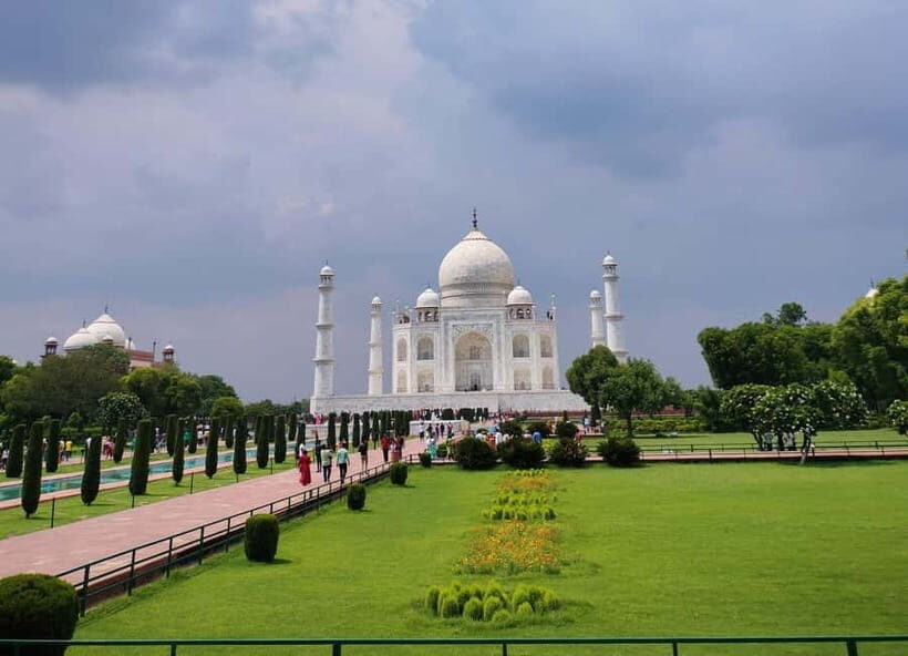 Agra: Taj Mahal Guided Tour with Photography & Rental Saree - Private car pickup: the calm start you want in Agra