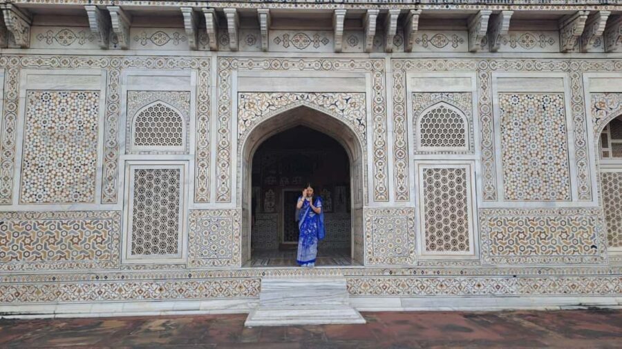 All-Inclusive Sunrise Taj Mahal, Agra Fort & Baby Taj Tour - Agra Fort: red sandstone palaces with real atmosphere