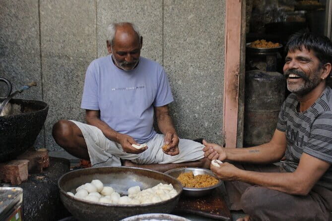 All inclusive Vegetarian Jaipur Food and Heritage Tour - Meet Bhavya (and the bonus guide moment) and see how food stories work