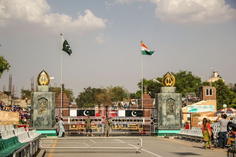 Amritsar : Golden Temple and Jallianwala Bagh Private Tour - Wagah Border ceremony: changing guards at the India-Pakistan line
