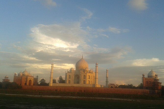 Behind the Taj Mahal with Sunrise or Sunset view by Tuk Tuk Ride - Stop 1: Taj Mahal to begin the light window