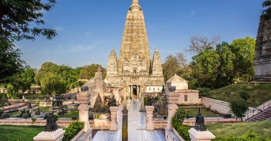 BODHGAYA FULL DAY TOUR - Vajrasana, Mucalinda Lake, and monk chants: meaning in the details