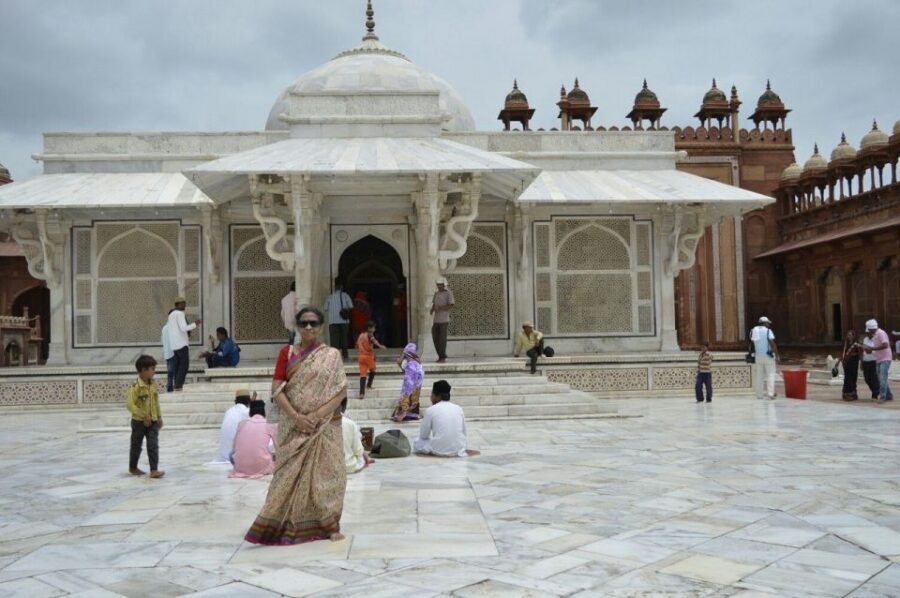 Book Official Tour Guide for Fatehpur Sikri. - Dewan-i-Aam and Dewan-i-Khas: public authority vs. private power