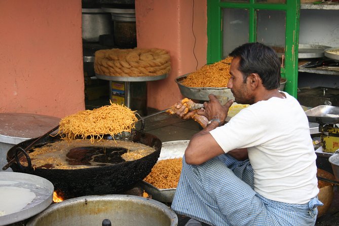 Cyclin'Jaipur - Pink City Heritage walking Tour - Starting at Hawa Mahal, then walking into royal Jaipur at City Palace
