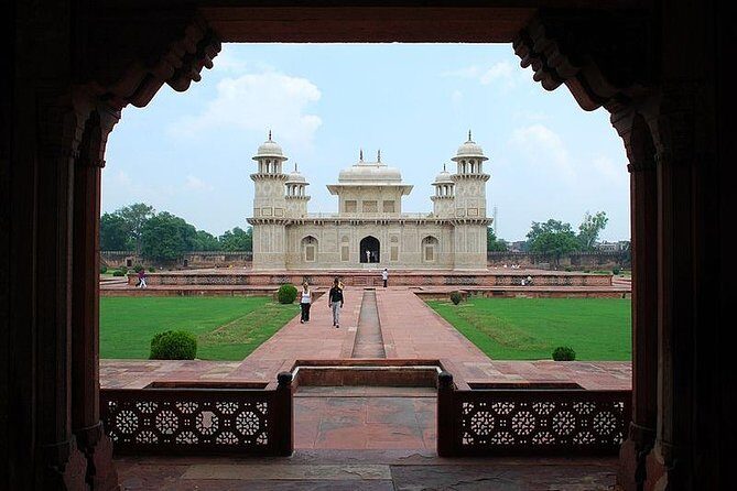 Delhi Agra Delhi: Round Trip By Gatimaan Express Train - The station-to-city flow: pickup help and a Toyota AC car