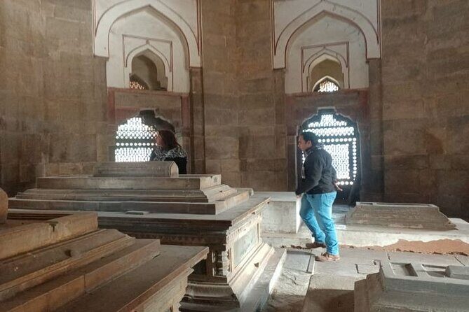 Delhi Sightseeing Tour: Top Monuments & City Highlights - Jama Masjid: Mughal-scale worship in the middle of the city