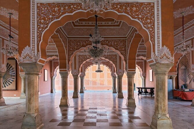 Delhi to Jaipur Pink City Tour with Government Approved Guide - City Palace: Mughal-meets-Rajput rooms and museums