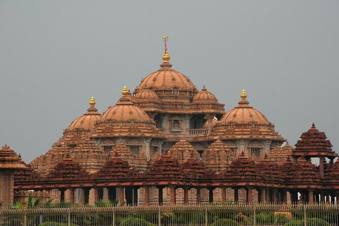 Divine Temples Tour in Delhi - Birla Mandir (Lakshmi Narayan): Vishnu Devotion and 165-Foot Tower Energy