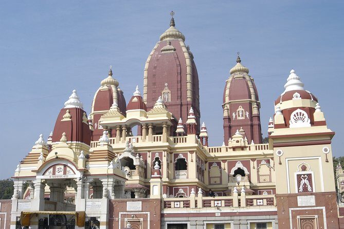 Divine Temples Tour in Delhi - Digambar Jain Temple: Dark Red Stone and Three Giant Triangles