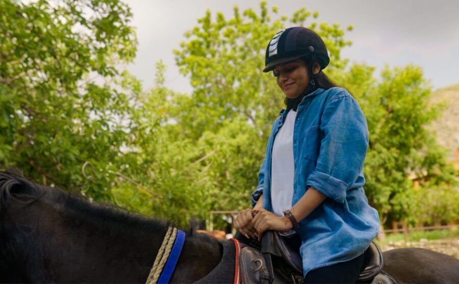 Equestrian Escape: Horse Safari Adventure - Hands-On Horse Care Before You Sit in the Saddle