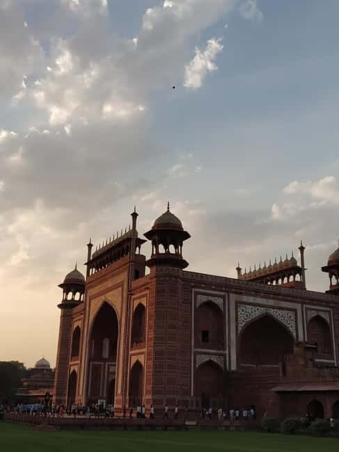 Evening tour of Agra city with Sunset Taj Mahal & Agra Fort - Your guide and what you’ll learn in the moment