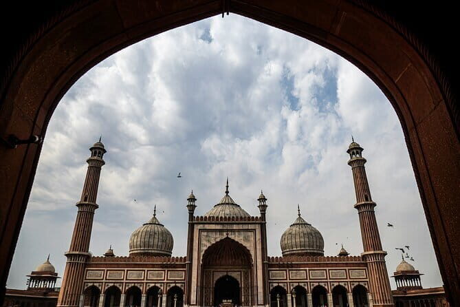 Exclusive Full-Day Guided Tour of Old and New Delhi - Old Delhi start: Jama Masjid and the tuk-tuk ride past busy bazaars