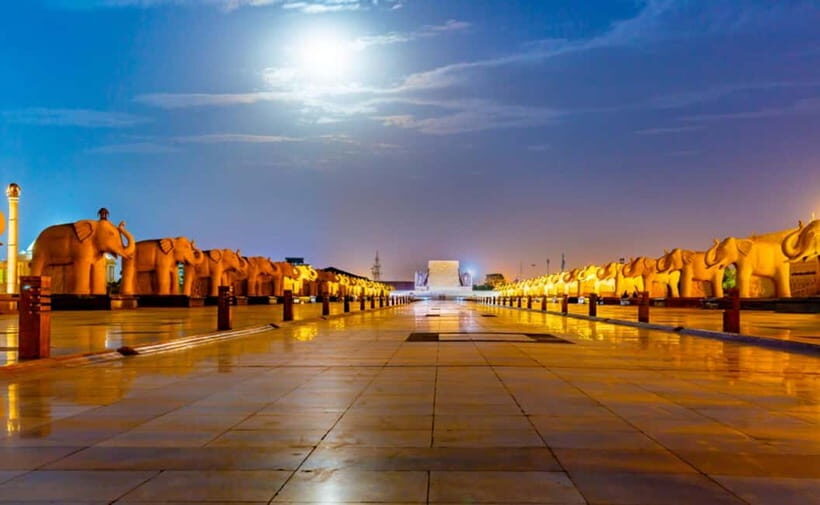 Exploring Lucknow in Nightlights: Guided Tour by Foot - Bada Imambada at night: the illuminated starting moment