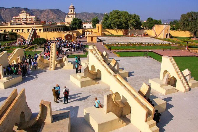 Four Day Private Luxury Golden Triangle Tour to Agra and Jaipur from Delhi - City Palace and Hawa Mahal: When Royal Style Meets Everyday Life