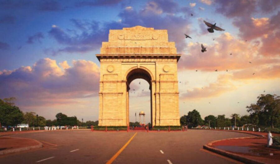From Delhi: 6 Day GoldenTriangle Tour with Varanasi ByFlight - Varanasi sunrise boat rides and Dashashwamedh Ganga Aarti: the emotional centerpiece