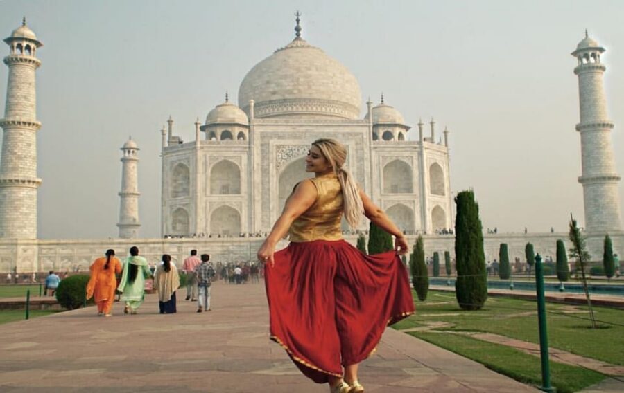 From Delhi/Agra: Taj Mahal Tour with Rental Saree Experience - Small gotchas: Friday closure, fit, and returning the outfit