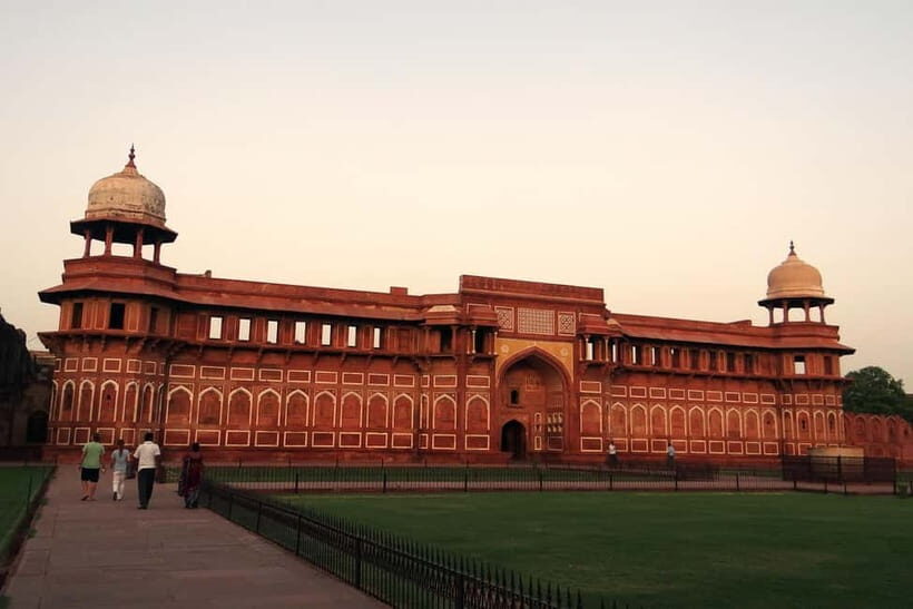 From Delhi: All-Inclusive Taj Mahal & Mathura Vrindavan Tour - A 12-hour loop from Delhi to Agra and back