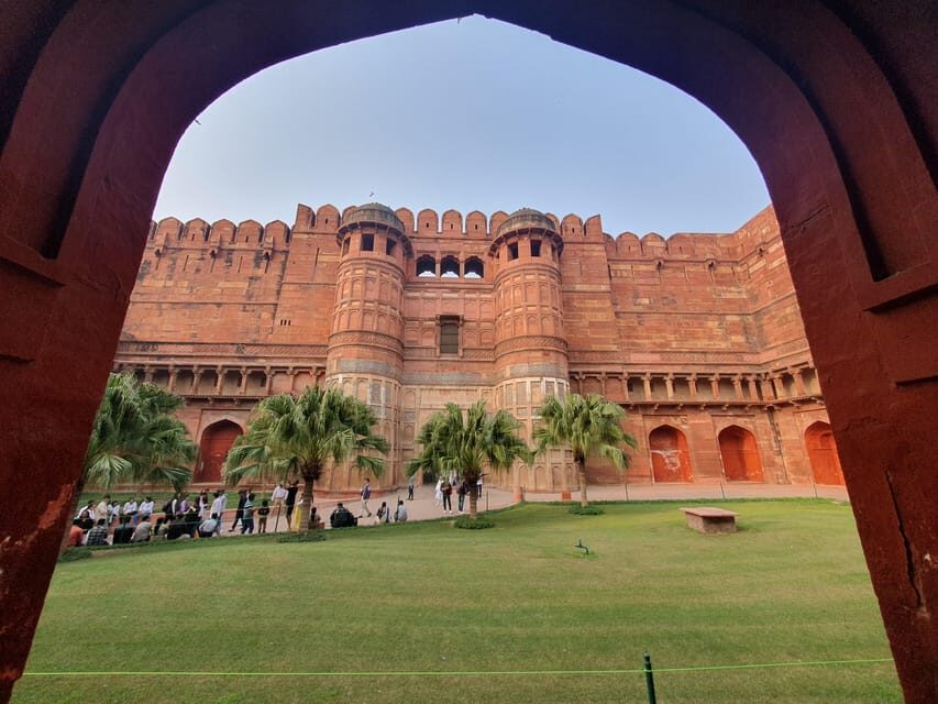 From Delhi: Deluxe Taj Mahal and Agra tour with Luxury Cars - 5-star hotel lunch and the smart break in Agra