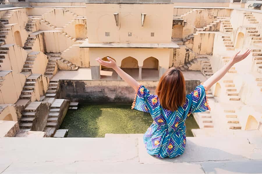 From Delhi: Jaipur Sightseeing Day Tour with Hotel Pickup - First Hour: Delhi NCR Pickup and the 5-Hour AC Ride to Jaipur