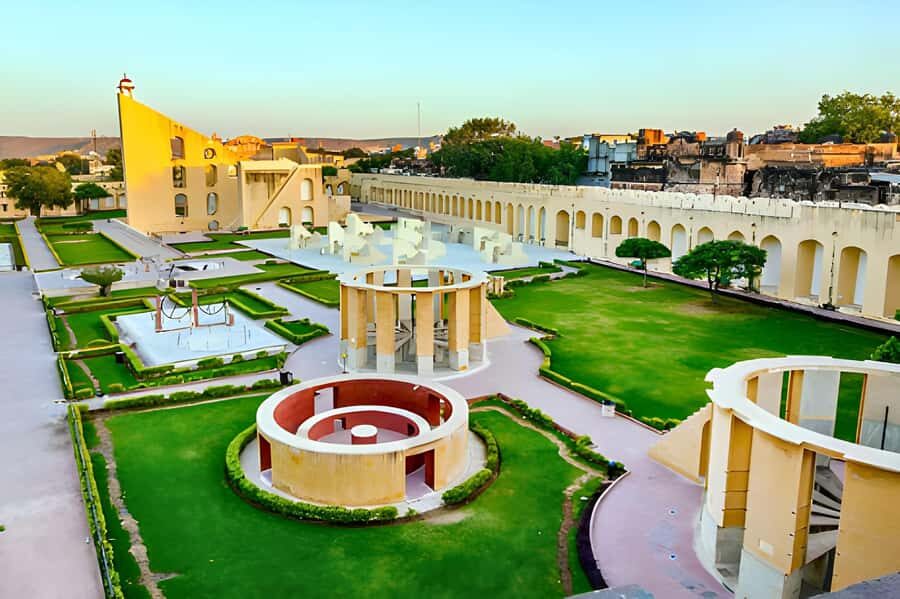 From Delhi: Jaipur Sightseeing Day Tour with Hotel Pickup - Hawa Mahal: 950 Windows and the Idea of Viewing Without Being Seen