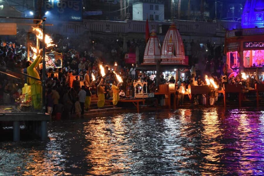 From Delhi: Private Guided Day Trip to Haridwar & Rishikesh - Har Ki Pauri Ganga Aarti: lamps, chants, and how to enjoy the moment