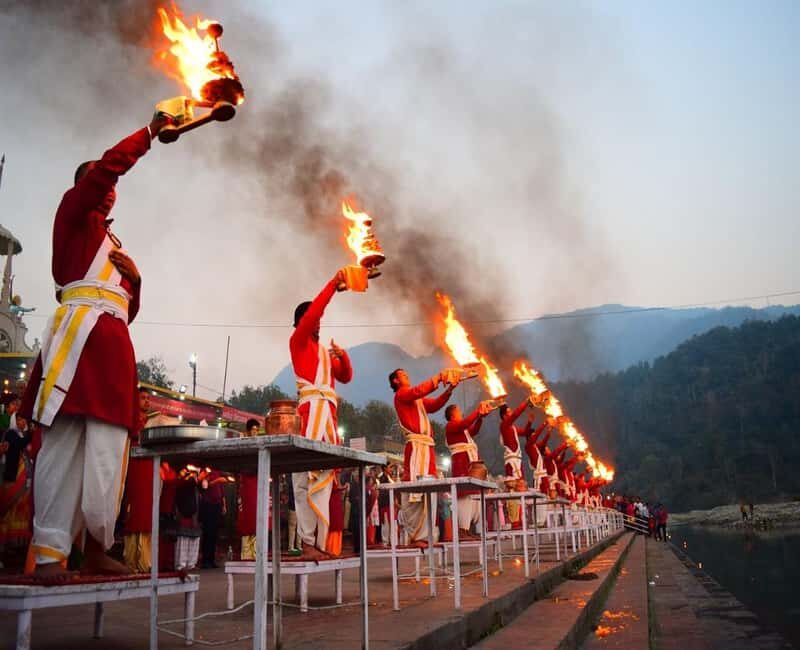 From Delhi: Rishikesh and Haridwar Private Day Tour - Har-ki-Pauri: Vishnu footprints, Brahmakund, and the Ganga Aarti at dusk