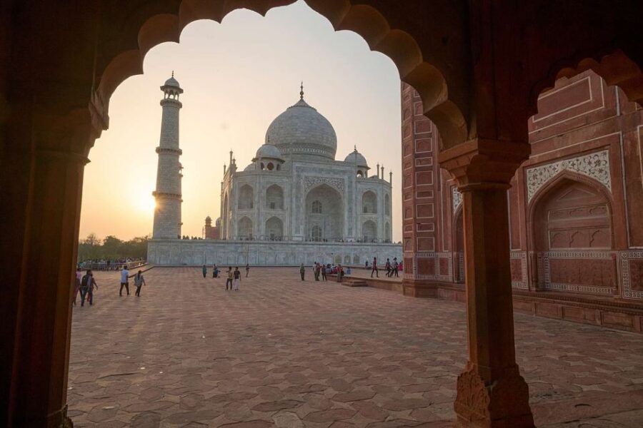 From Delhi: Sunrise Taj Mahal & Agra Private Day Trip By Car - The private car and guide quality: comfort plus context