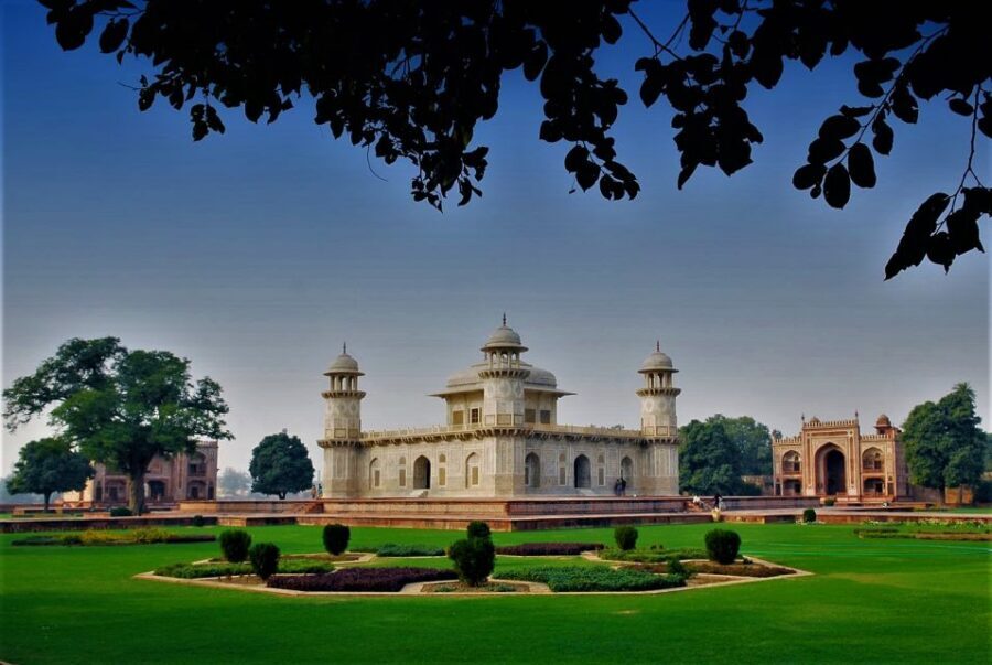 From Delhi: Taj Mahal & Agra City Tour By Gatiman Train - Meals on the train: why breakfast and dinner included matters