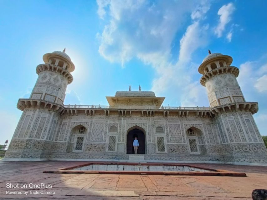 From Delhi: Taj Mahal Luxury Day Tour By Superfast Train - Lunch at a 5-star hotel: energy for the afternoon