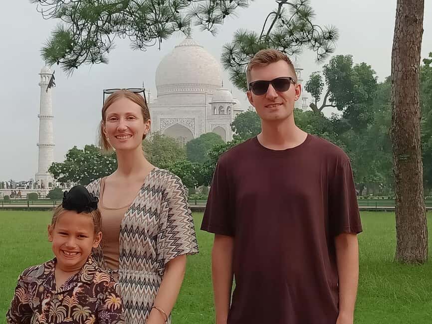 From Delhi: Taj Mahal Luxury Day Tour By Superfast Train - Train comfort on the way back: dinner and a clean finish