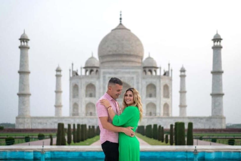 From Delhi: Taj Mahal Tour with Professional Photographer - Agra Fort guided tour: the walls with the stories