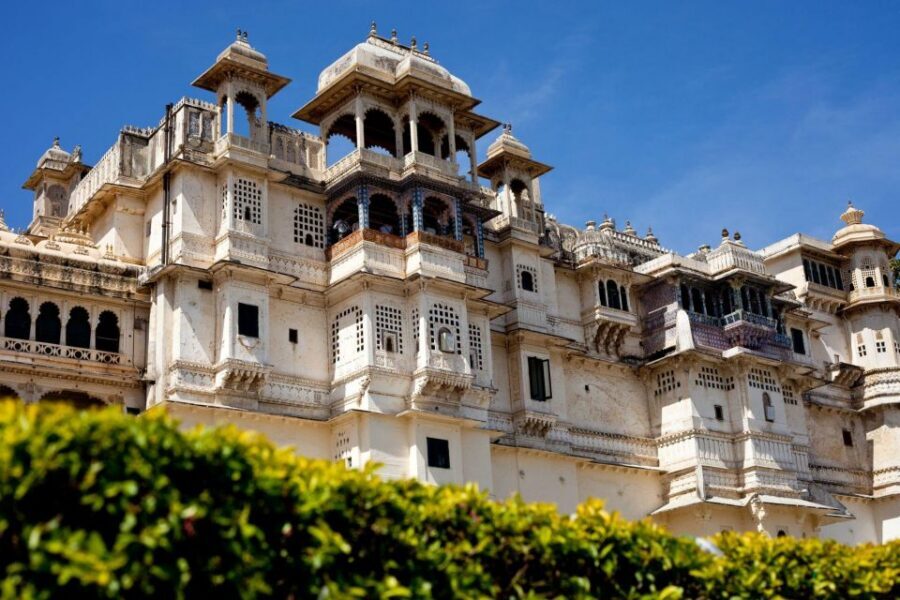 From Udaipur: Private Udaipur City of Lakes Sightseeing Tour - Jagdish Temple: carvings, calm, and a dedicated Vishnu space