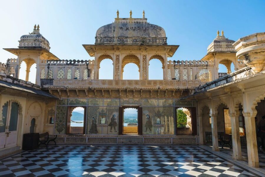 From Udaipur: Private Udaipur City of Lakes Sightseeing Tour - Lake Pichola walk time: getting your bearings on the water’s edge