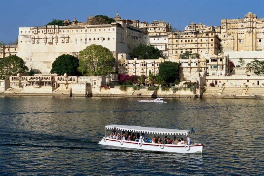 From Udaipur: Private Udaipur City of Lakes Sightseeing Tour - Lunch at Bank of the Lake: a smart time-saver (and a place worth using)