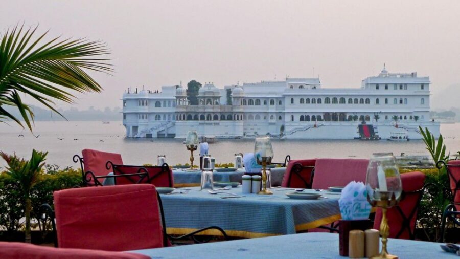 From Udaipur: Private Udaipur City of Lakes Sightseeing Tour - City Palace: starting with Rajasthani-Mughal architecture and lake views