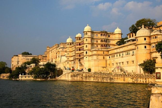 Full-Day Private City Tour of Udaipur Including Boat Ride in Lake Pichola - Jagdish Temple: Lord Vishnu, 32 steps, and a quick cultural reset