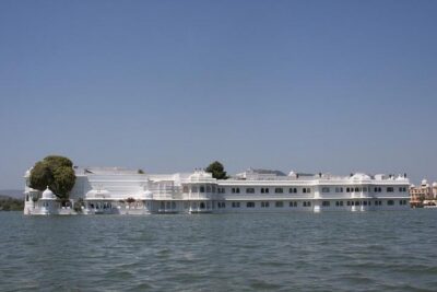Full-Day Private City Tour of Udaipur Including Boat Ride in Lake Pichola - How the 9am start and 8-hour schedule really feels