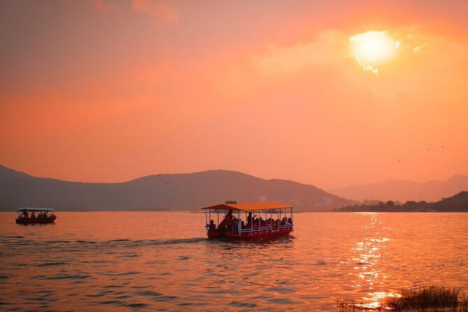 Guided Ghat Walk Experience with Boat Ride in Udaipur with a local - What You’ll Love About This Udaipur Ghat Walk + Boat Ride