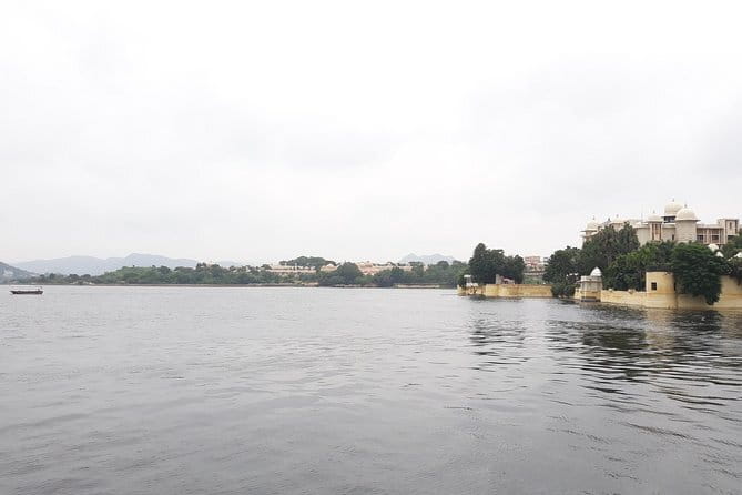 Guided Ghat Walk Experience with Boat Ride in Udaipur with a local - Ambrai Ghat: Romantic Views and the Best Photo Angles