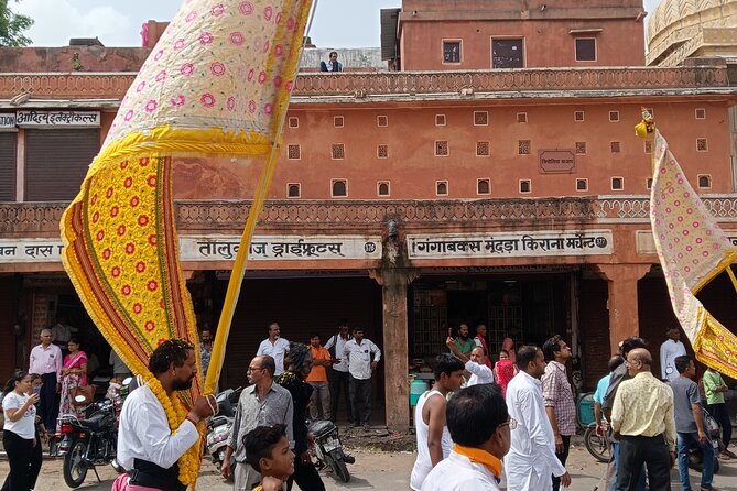 Guided Morning E-Rickshaw Ride with Food Tasting at Jaipur - Govind Dev Ji Temple: aarti, laughing yoga, and a view of City Palace