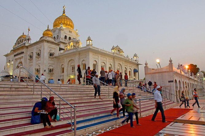Half Day Private Delhi Temples and Spiritual Sites Tour - Stop 3: Gurudwara Bangla Sahib and the Sikh Connection