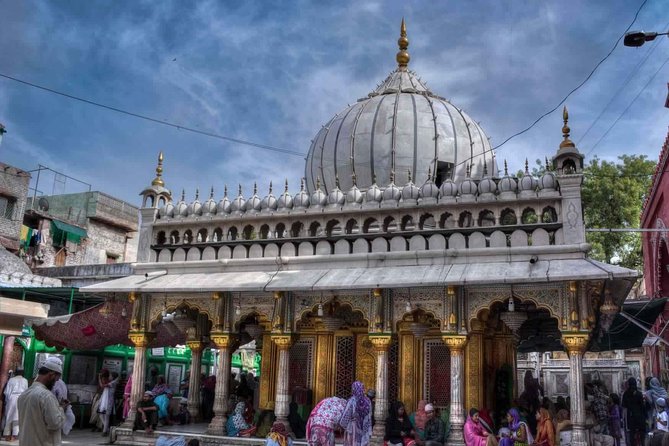 Half-Day Trip of Delhi's Temples & Spiritual Sites - Swaminarayan Akshardham: carvings, main temple, and the 50-minute time buffer