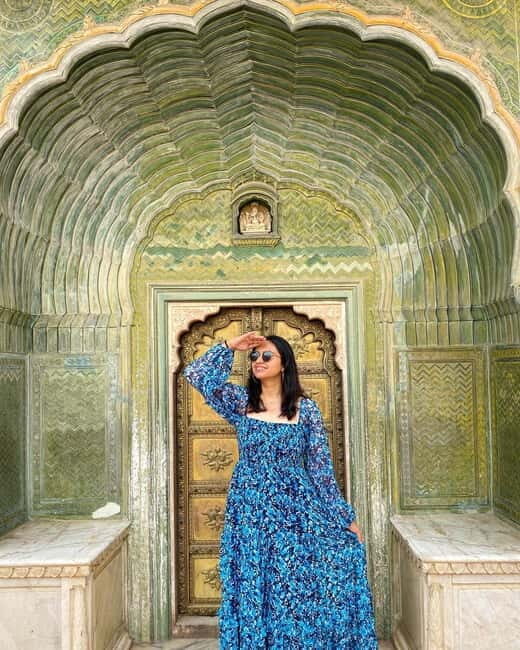 Jaipur: 2-Day City Sightseeing Tour with Cab & Guide - Day 2: Jal Mahal, Amber Fort, Stepwell Depths, Royal Gaitor Tumbas, and the Sun Temple Sunset